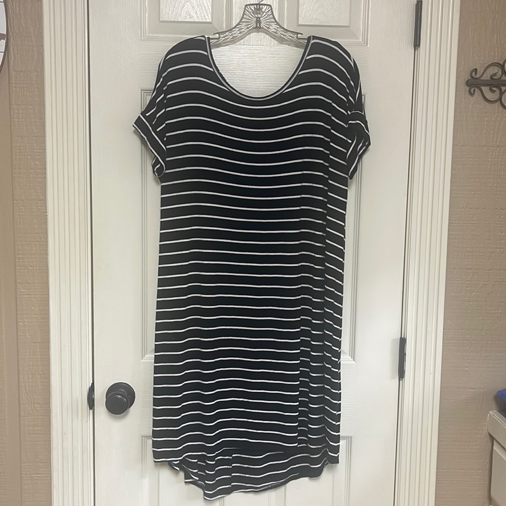 Sweet Lovely by Jen size large dress. Black and white. Cute back. See pictures